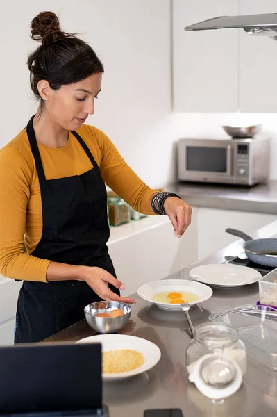 현대식 주방에서 식사로 오믈렛을 요리하고 앞치마를 — 스톡 사진
