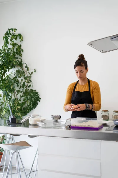 Brunetka Kobieta Gotowanie Przepis Tabletu Cyfrowego Nowoczesnej Kuchni — Zdjęcie stockowe