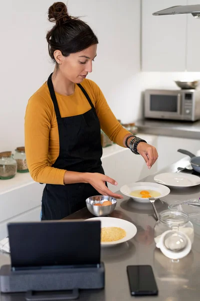 Młoda Kobieta Fartuchu Gotuje Omlet Śniadanie Nowoczesnej Kuchni — Zdjęcie stockowe