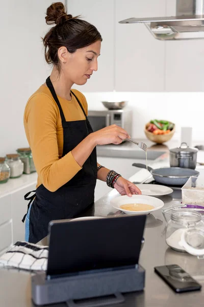 Młoda Kobieta Fartuchu Gotuje Omlet Śniadanie Nowoczesnej Kuchni — Zdjęcie stockowe