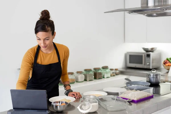 여인은 인터넷으로 요리하고 요리하는 방법을 자신의 디지털 태블릿을 — 스톡 사진
