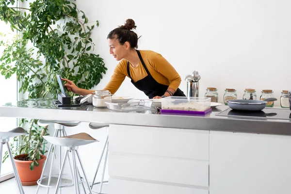 Mujer Morena Joven Mirando Tableta Digital Para Una Receta Web — Foto de Stock