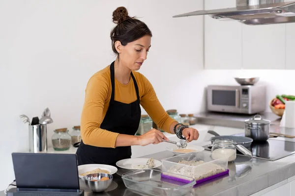 Brunetka Kobieta Streaming Gotowanie Klasy Niektórych Receptur Homeade Jej Kuchni — Zdjęcie stockowe