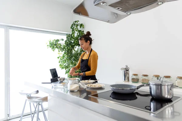 Mujer Morena Cocinando Una Receta Una Tableta Digital Una Cocina — Foto de Stock