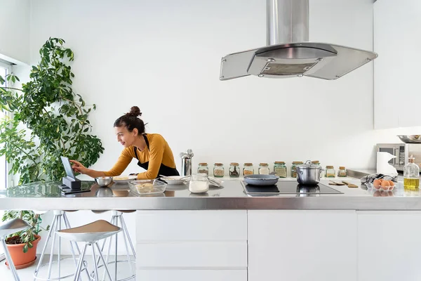 Mujer Morena Joven Mirando Tableta Digital Para Una Receta Web — Foto de Stock