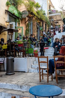 4 Şubat 2018: Plaka Mahallesi, Atina, Yunanistan 'daki kafelerde toplanan insanlar