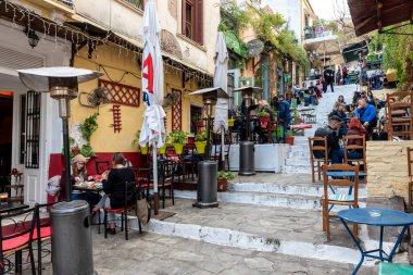 4 Şubat 2018: Plaka Mahallesi, Atina, Yunanistan 'daki kafelerde toplanan insanlar