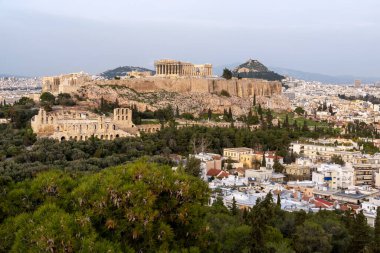 4 Şubat 2018: Akropolis ve Yunanistan 'ın antik Atina kentinin panoramik görünümü