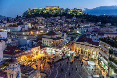 5 Şubat 2018: Akropolis 'in arka planında Yunanistan' ın Atina kentindeki Monastiraki Meydanı 'nın havadan görünüşü
