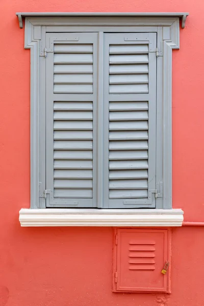 Janela Madeira Azul Vermelha Uma Fachada Bairro Plaka Atenas Grécia — Fotografia de Stock