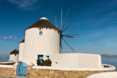 Mykonos 'ta ikonik yel değirmenleri. Cyclades Adaları, Yunanistan