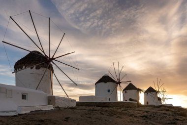 Mykonos 'ta ikonik yel değirmenleri. Cyclades Adaları, Yunanistan