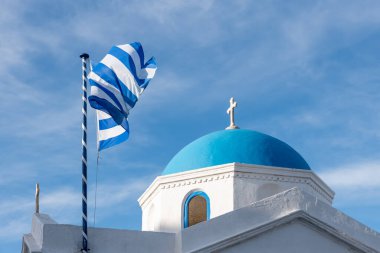 Yunanistan 'ın Mykonos kentinde Yunan bayrağı ve ortodoks kilisesi
