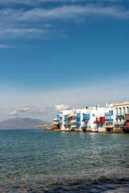 Renkli rıhtımın parlak manzarası. Mykonos Kasabası, Yunanistan