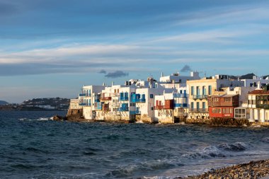 Renkli rıhtımın parlak manzarası. Mykonos Kasabası, Yunanistan