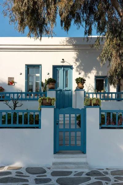 ギリシャキュクラデス島の白と青の家とミコノス島の通りの景色 — ストック写真