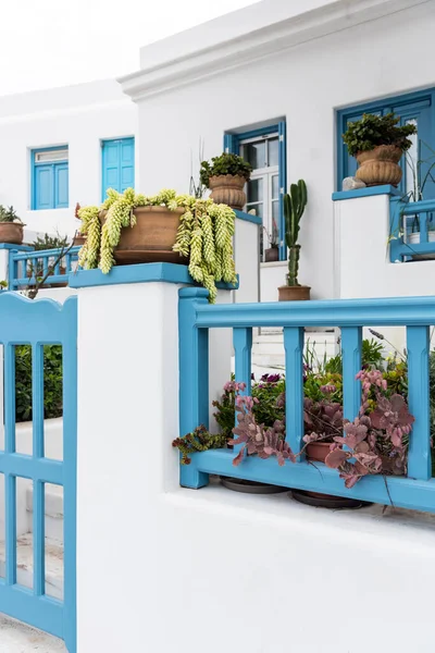 Vitt Hus Med Blå Fönster Och Dörrar Mykonos Grekland — Stockfoto