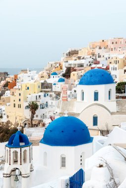 Güneş doğarken Santorini Adası 'ndaki Oia Köyü, Yunanistan