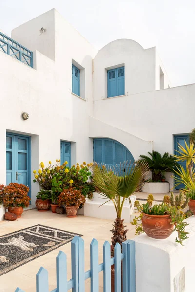 Casa Branca Com Janelas Portas Azuis Santorini Grecia — Fotografia de Stock