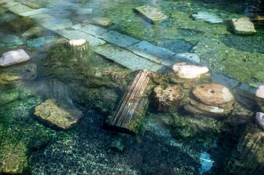 18 Şubat 2018: Hierapolis, Türkiye 'deki antik kutsal Kleopatra havuzu kalıntıları