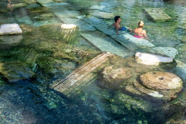 18 Şubat 2018: Hierapolis, Türkiye 'deki antik kutsal Kleopatra havuzu kalıntıları