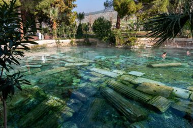 18 Şubat 2018: Hierapolis, Türkiye 'deki antik kutsal Kleopatra havuzu kalıntıları
