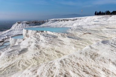 Türkiye 'nin Pamukkale kentinde kireçtaşı dağlarındaki doğal havuzlar mavi suyla dolu