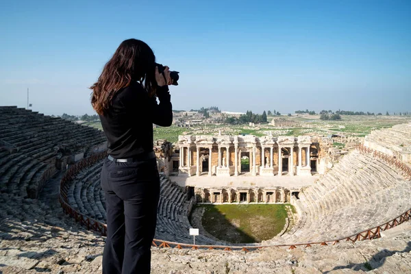 February 2018 Tourist Taking Photo Theater Ruins Hieropolis Pamukkale Turkey — Stock Photo, Image