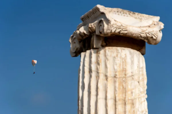 Parapente Volando Sobre Las Ruinas Hierápolis Antigua Ciudad Pamukkale Turquía — Foto de Stock
