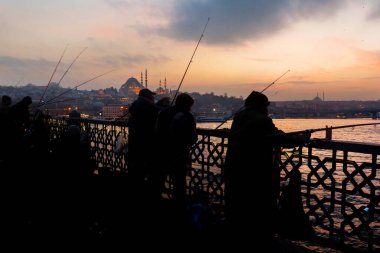 22 Şubat 2018: Golden Horn 'daki Galata Köprüsü' nde balıkçılar. İstanbul, Türkiye
