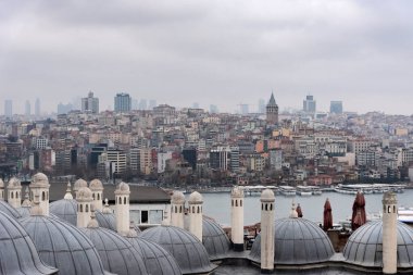 22 Şubat 2018: Süleyman Kompleksi 'nin kubbe ve bacalarından İstanbul' a bakın. İstanbul, Türkiye
