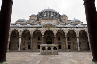 İstanbul, Türkiye 'deki büyük cami binalarının kubbelerine bak.