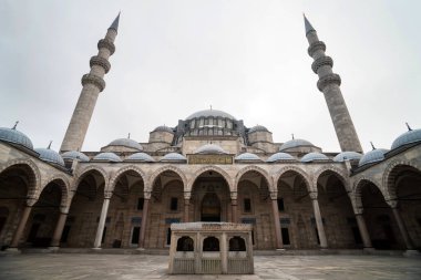 20 Şubat, 108: Kubbeler ve Mavi Cami kuleleri. İstanbul, Türkiye