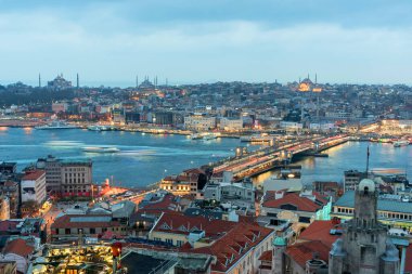 20 Şubat 2018: İstanbul hava karardığında Galata Kulesi 'nden görüldüğü gibi ufuk çizgisi. İstanbul, Türkiye