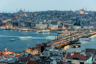 20 Şubat 2018: İstanbul hava karardığında Galata Kulesi 'nden görüldüğü gibi ufuk çizgisi. İstanbul, Türkiye