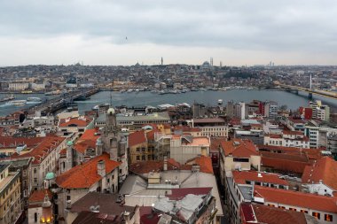 20 Şubat 2018: İstanbul hava karardığında Galata Kulesi 'nden görüldüğü gibi ufuk çizgisi. İstanbul, Türkiye