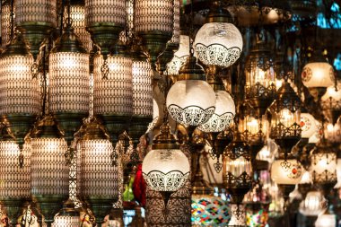 Grand Bazaar 'da geleneksel Türk hatıra lambaları ve mumları