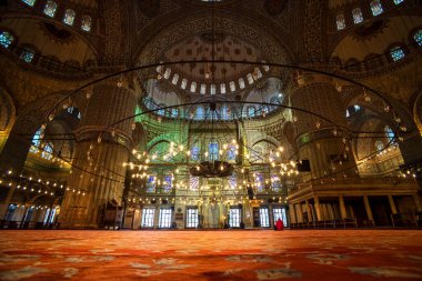 20 Şubat 2018, Mavi Cami 'nin Tavanı ve Demir Yıldız Avizesi. İstanbul, Türkiye