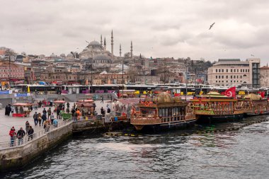 19 Şubat 2018: İstanbul limanında yürüyen bazı kişiler. İstanbul, Türkiye