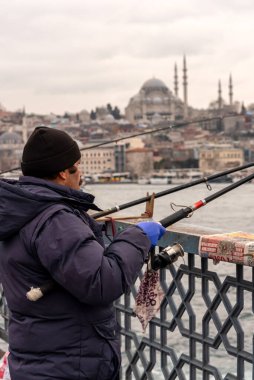 19 Şubat 2018: Golden Horn 'daki Galata Köprüsü' nde balıkçı. İstanbul, Türkiye