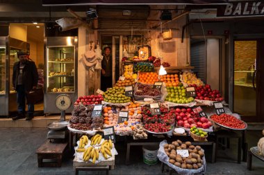 19 Şubat 2018, sokak meyvesi bakkalı. İstanbul, Türkiye
