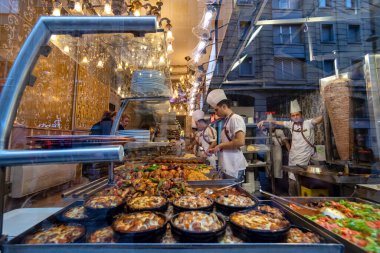 19 Şubat 2018: Sultanahmet ilçesindeki geleneksel bir Türk restoranının mağazası. İstanbul, Türkiye