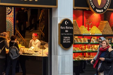 19 Şubat 2018: Hafız Mustafa baklava şeker dükkanının önündeki insanlar. İstanbul, Türkiye