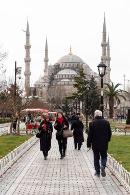 19 Şubat 2018: Meydanda yürüyen insanlar Sultan Ahmed Camii önünde. İstanbul, Türkiye