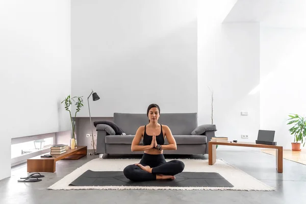 Mulher Atraente Praticando Ioga Lótus Posar Para Meditação Casa Aconchegante — Fotografia de Stock