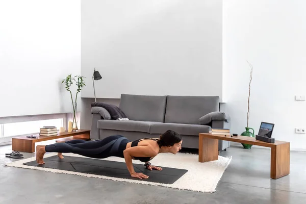 Fit Γυναίκα Εξάσκηση Chaturanga Θέτουν Χρησιμοποιώντας Online Πρόγραμμα Κατάρτισης Γιόγκα — Φωτογραφία Αρχείου