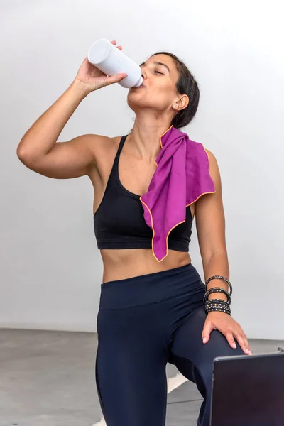 Woman Drinking Water Practicing Online Yoga Session Home — Stock Photo, Image