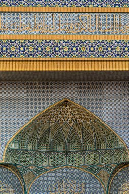 İran 'ın Qom kentindeki renkli mozaik ve süslemeli cami cephesinin soyut bir parçası