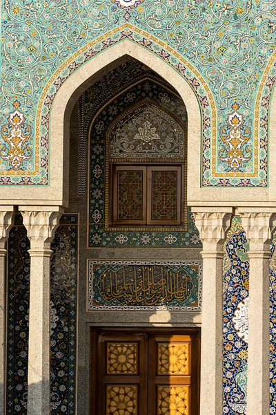 Зовнішній Фасад Мечеті Білими Колонами Дивовижними Декоративними Плитками Прикрашають Стіну — стокове фото