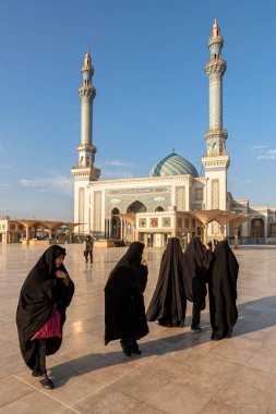 28 Şubat 2018: İran 'ın Qom kentinde bir caminin önünde ellerinde süslü fayanslarla yürüyen insanlar. 